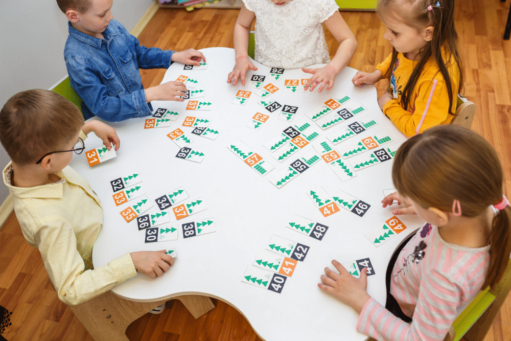 Dzieci z klas 1-3 podczas gry matematycznej. 